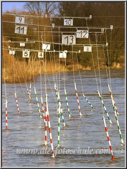 Kanustoecke in der Ruhr2.jpg - An der Ruhr in Westhofen. Hier trainieren die Kanuten des örtlichen Vereins in den Stromschnellen.